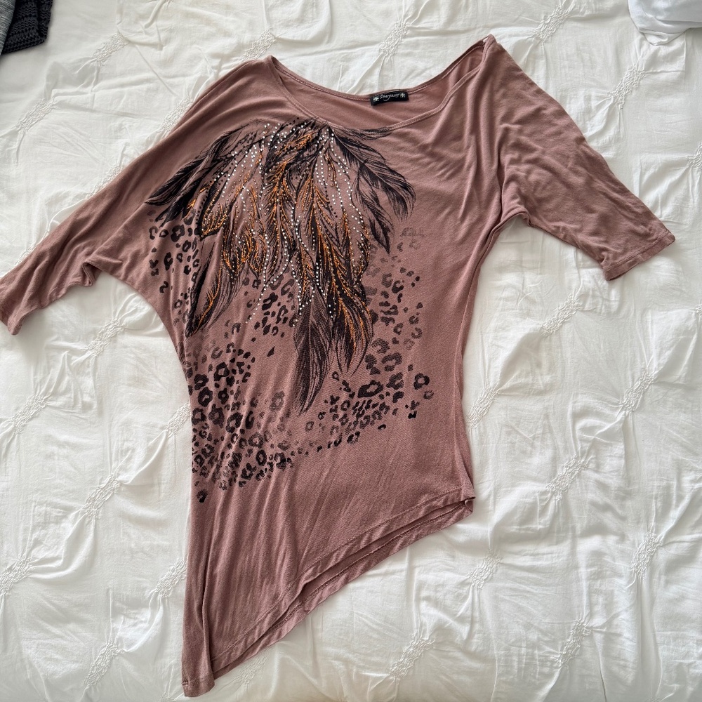 Brown Top with studs/bling feather design from Buckle M